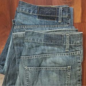 2 pairs of men’s 31x32 Calvin Klein jeans, Relaxed straight fit.